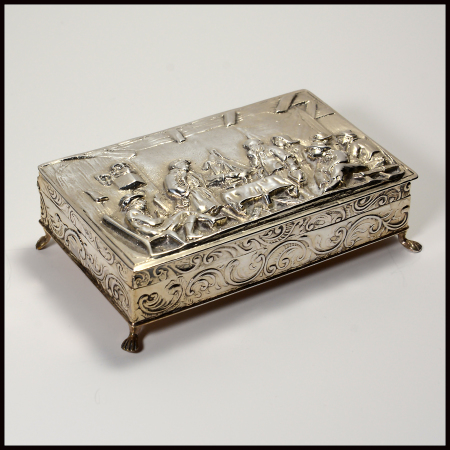 Continental Boxes: Dutch silver 1905ca. three compartment box, the base embossed with scroll work and standing on paw feet