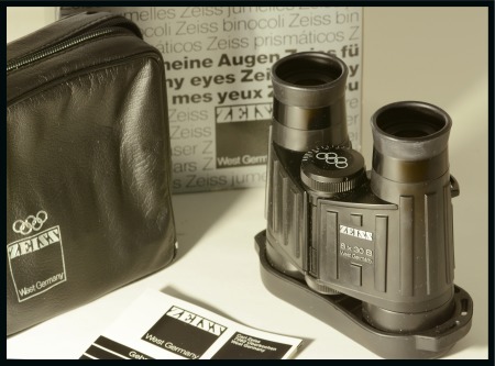 IOC: 1980s Zeiss binoculars with Olympic Rings on the focus and on leather case, given away as a present by the IOC