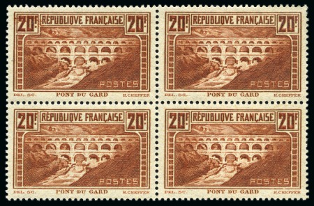 Stamp of France » Émissions à partir de 1900 1931, Pont du Gard (IIB) en bloc de 4 dont 3 timbres