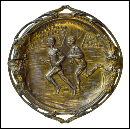 1924 Paris brass ashtray/dish, 11.6cm wide, showing two runners in the stadium