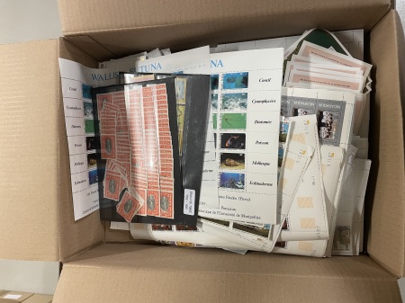 Box 32, All World, Stamps and sheets with nice topics,